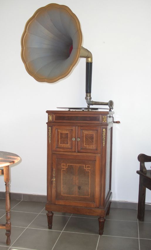 Stand-Grammophon II-02